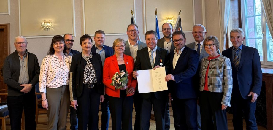 Auch Landrat Achim Hallerbach und der 1. Kreisbeigeordnete Phillip Rasbach sowie Ortsbürgermeister Florian Schäfer (Thalhausen), Pierre Fischer, Bürgermeister der Verbandsgemeinde Rengsdorf-Waldbreitbach, und Kreisjagdmeister Kurt Milad gratulierten neben der Familie dem Thalhausener „Tausendsassa“ Friedhelm Kurz zur Verleihung der Verdienstmedaille durch SGD-Nord-Präsident Wolfgang Treis: Foto: Christiane Gandner