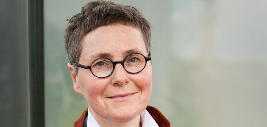 Am 2. September ist die Schriftstellerin Angela Steidele im Rahmen der Westerwälder Literaturtage mit ihrem Roman „Ins Dunkel“ ab 18:00 Uhr zu Gast im Roentgen–Museum Neuwied.