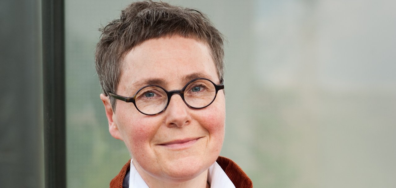 Am 2. September ist die Schriftstellerin Angela Steidele im Rahmen der Westerwälder Literaturtage mit ihrem Roman „Ins Dunkel“ ab 18:00 Uhr zu Gast im Roentgen–Museum Neuwied. 
