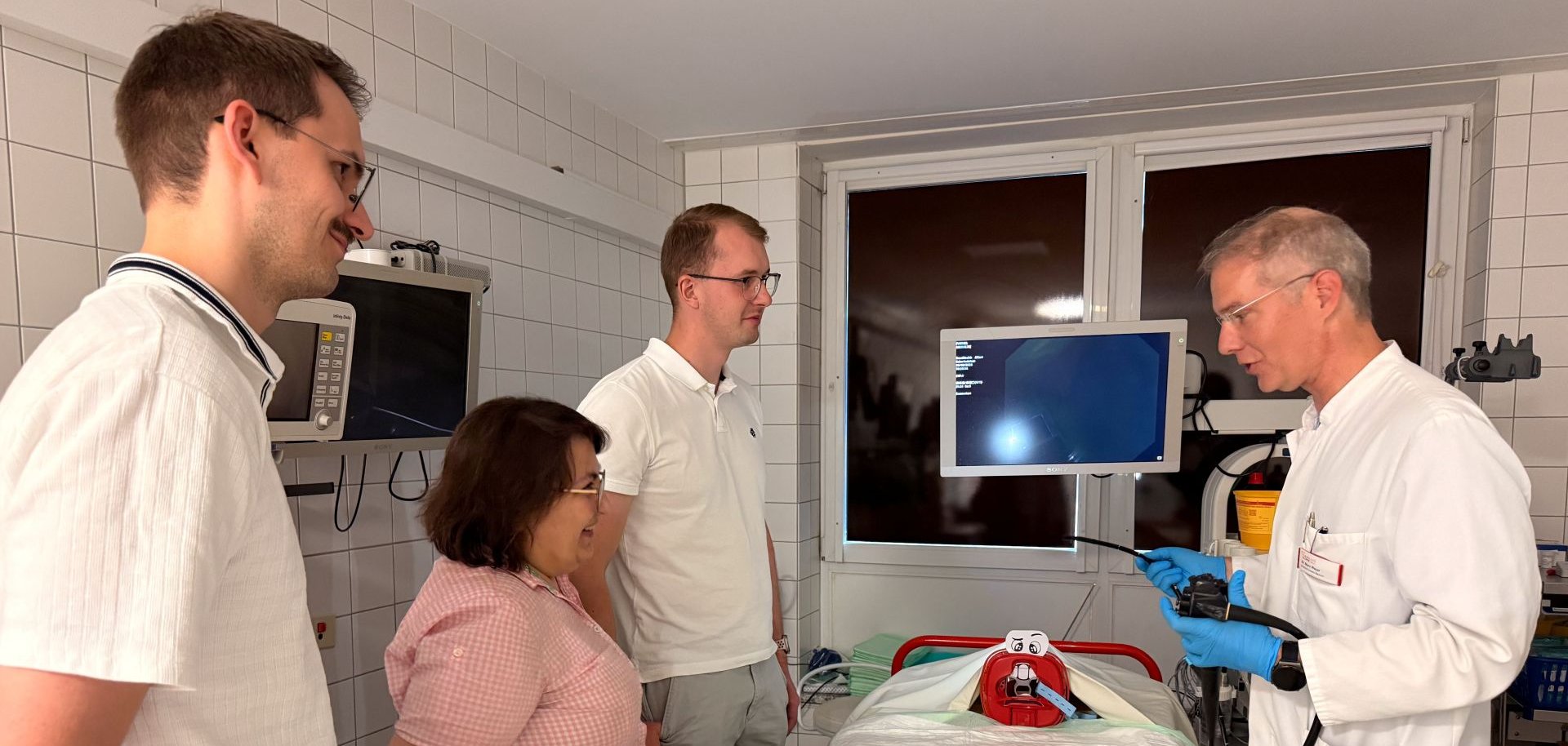Auch bei der vierten Auflage zeigten sich die Medizin-Studentinnen und -studenten durchweg angetan vom Mediziner-Camp des Landkreises Neuwied. Über diese positive Rückmeldung freuten sich Landrat Achim Hallerbach und Kerstin Schwanbeck-Stephan, die das Mediziner-Camp erneut federführend für den Kreis organsiert hatte, ebenso wie die Mitarbeiterinnen und Mitarbeiter von Kreis-Gesundheitsamt, Kassenärztlicher Vereinigung und WFG. Fotos: Martin Boden / Kreisverwaltung Neuwied