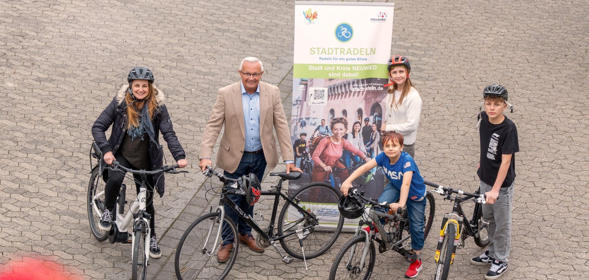 Der Landkreis Neuwied ist auch 2026 wieder mit voller Energie bei der Klimabündnis-Kampagne STADTRADELN dabei! Landrat Achim Hallerbach, Klimaschutzmanagerin Janine Sieben und Klimawandelanpassungsmanagerin Angelina Zahn freuen sich auf ein erfolgreiches Stadtradeln 2026. Foto: Martin Boden / Kreisverwaltung Neuwied.  