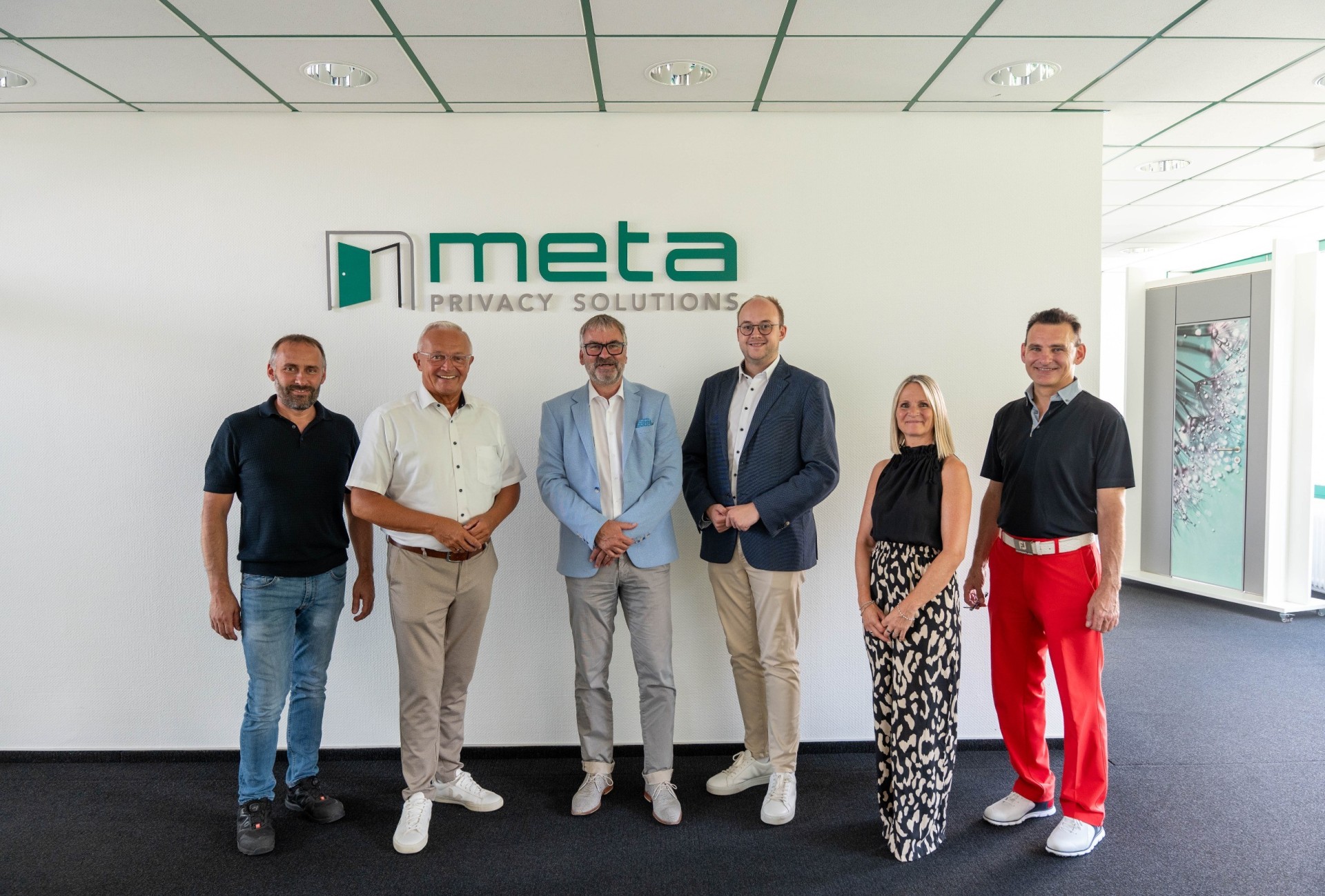 Bei ihrem Besuch der umfassend modernisierten Produktionshalle der meta Trennwandanlagen GmbH & Co. KG informierten sich Landrat Achim Hallerbach und Bürgermeister Pierre Fischer über die neuen Fertigungsprozesse. Im Bild (von links): Peter Pauls (Leiter Produktion), Landrat Achim Hallerbach, Geschäftsführer Dr. Harald Werner, Bürgermeister Pierre Fischer, Wirtschaftsförderin Sarah Brettnacher und Tjark Seibel (Kaufmännischer Leiter). Foto: Martin Boden / Kreisverwaltung Neuwied