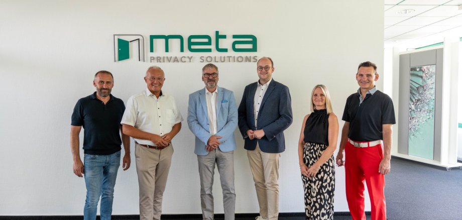 Bei ihrem Besuch der umfassend modernisierten Produktionshalle der meta Trennwandanlagen GmbH & Co. KG informierten sich Landrat Achim Hallerbach und Bürgermeister Pierre Fischer über die neuen Fertigungsprozesse. Im Bild (von links): Peter Pauls (Leiter Produktion), Landrat Achim Hallerbach, Geschäftsführer Dr. Harald Werner, Bürgermeister Pierre Fischer, Wirtschaftsförderin Sarah Brettnacher und Tjark Seibel (Kaufmännischer Leiter). Foto: Martin Boden / Kreisverwaltung Neuwied