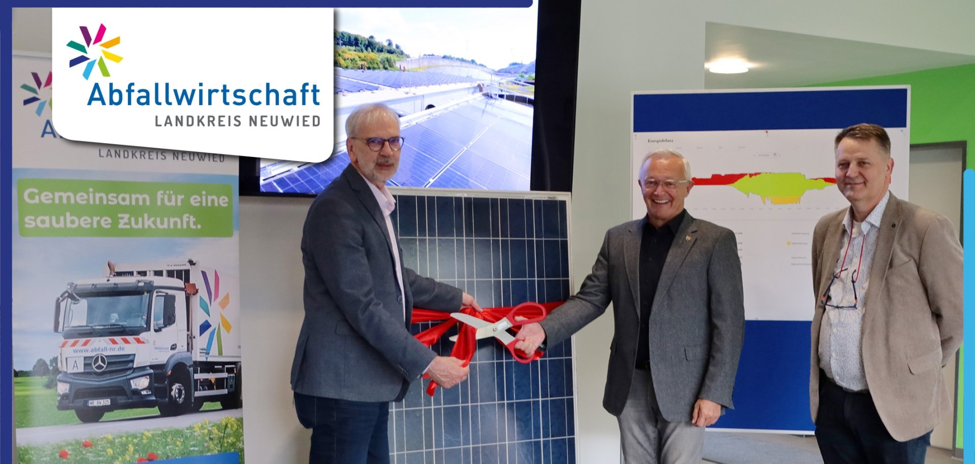 Mit dem symbolischen Banddurchschnitt haben Landrat Achim Hallerbach, der Vorstand der Abfallwirtschaft Landkreis Neuwied AöR Andreas Saal und der Vorstand der Rhein-Hunsrück-Entsorgung Thomas Lorenz die neue PV-Anlage am Standort Linkenbach in Betrieb genommen.
Foto: Maria Lepp, Abfallwirtschaft Landkreis Neuwied
Mit dem symbolischen Banddurchschnitt haben Landrat Achim Hallerbach, der Vorstand der Abfallwirtschaft Landkreis Neuwied AöR Andreas Saal und der Vorstand der Rhein-Hunsrück-Entsorgung Thomas Lorenz die neue PV-Anlage am Standort Linkenbach in Betrieb genommen. Foto: Maria Lepp, Abfallwirtschaft Landkreis Neuwied