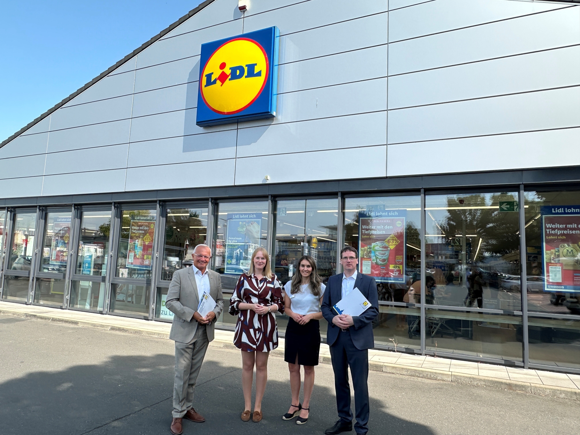  Immobilienleiterin der Lidl Immobilien Dienstleistung GmbH & Co. KG, Kim Sarah Schütz, und Portfoliomanagerin der Lidl Immobilien Dienstleistung GmbH & Co. KG Angelika Hild (zweite und dritte Person von links) bringen Landrat Achim Hallerbach und dem Geschäftsführer der Wirtschaftsförderung des Landkreises Neuwied, Harald Schmillen, rund zwei Stunden lang die Lidl-Philosophie nahe. Foto: Thomas Herschbach