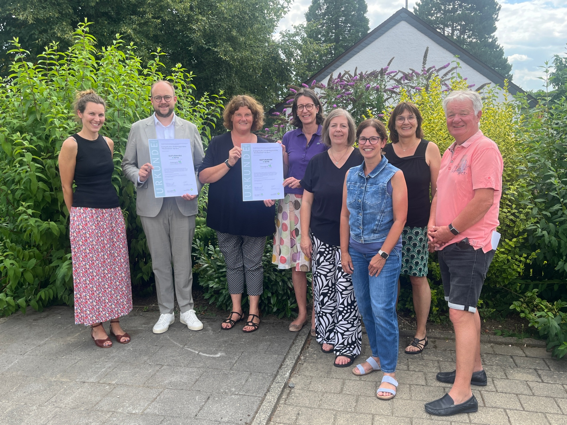 Übergabe der neuen Urkunde in der Naturpark-Kita „Waldwichtel“ in Hardert: Von links: Katrin Hoffmann (Naturpark Rhein-Westerwald), Verbandsgemeindebürgermeister Pierre Fischer, Kita-Leiterin Christine Fuhrmann, Fürstin zu Wied, 1. Vorsitzende des Naturparks Rhein-Westerwald, Daniela Anhäuser (Kita-Träger EWIKI), Michaela Neumann, Leiterin des Fachbereichs Kitas & Schulen, Geschäftsführerin Irmgard Schröer (Naturpark Rhein-Westerwald) und Gunter Jung, Ratsmitglied der Ortsgemeinde Hardert.