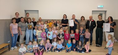 Übergabe der neuen Urkunde in der Naturpark-Kita „Villa Kunterbunt“ in Steimel: Von links: Kita-Team & Kinder, Fürstin zu Wied, 1. Vorsitzende des Naturparks Rhein-Westerwald, Ortsbürgermeister Martin Neitzert, Geschäftsführerin Irmgard Schröer (Naturpark Rhein-Westerwald), 1. Beigeordneter der VG Puderbach Diethelm Stein, Katrin Hoffmann (Naturpark Rhein-Westerwald), Kita-Leiterin Tanja Asbach.