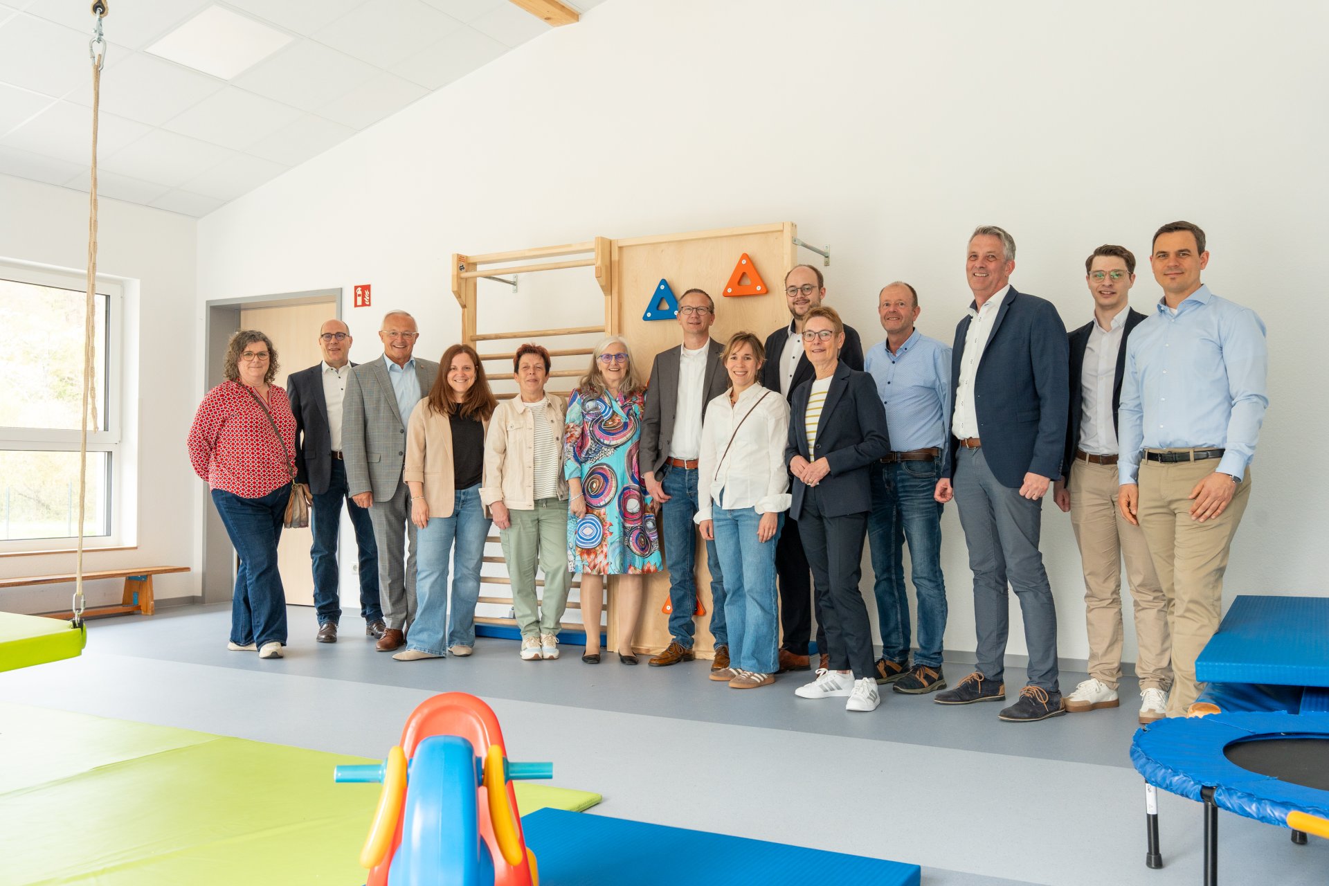 Foto: Mit einer feierlichen Einweihung wurde die neue katholische Kindertagesstätte „Mutter Rosa“ in Waldbreitbach offiziell eröffnet. Zahlreiche Gäste aus Politik, Kirche, Trägerschaft sowie Mitarbeitende und Unterstützer kamen zusammen, um gemeinsam diesen Schritt zu feiern. Foto: Martin Boden / Kreisverwaltung Neuwied 