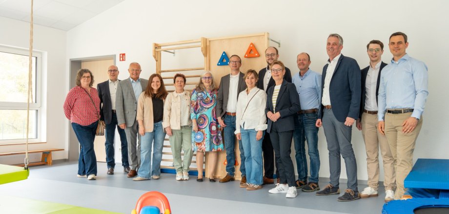 Foto: Mit einer feierlichen Einweihung wurde die neue katholische Kindertagesstätte „Mutter Rosa“ in Waldbreitbach offiziell eröffnet. Zahlreiche Gäste aus Politik, Kirche, Trägerschaft sowie Mitarbeitende und Unterstützer kamen zusammen, um gemeinsam diesen Schritt zu feiern. Foto: Martin Boden / Kreisverwaltung Neuwied 