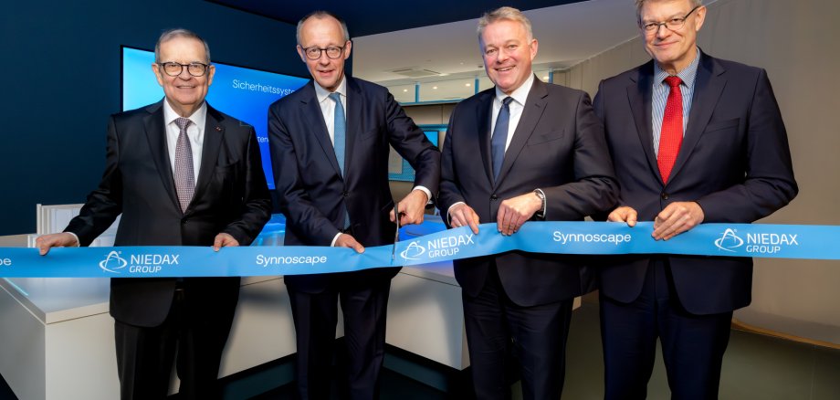 Von links nach rechts: Bruno Reufels (CEO, Niedax Group) und Friedrich Merz (Bundeskanzler der Bundesrepublik Deutschland, MdB) eröffnen im Beisein von Gordon Schnieder (CDU-Fraktionsvorsitzender im Landtag Rheinland-Pfalz, MdL) und Patrick Schnieder (Bundesminister für Verkehr der Bundesrepublik Deutschland, MdB) das Experience Center „Synnoscape“ der Niedax Group am Technologie Campus in Neustadt/Wied-Rahms (Rheinland-Pfalz). Bildquelle: Niedax/Dieter Klaas.