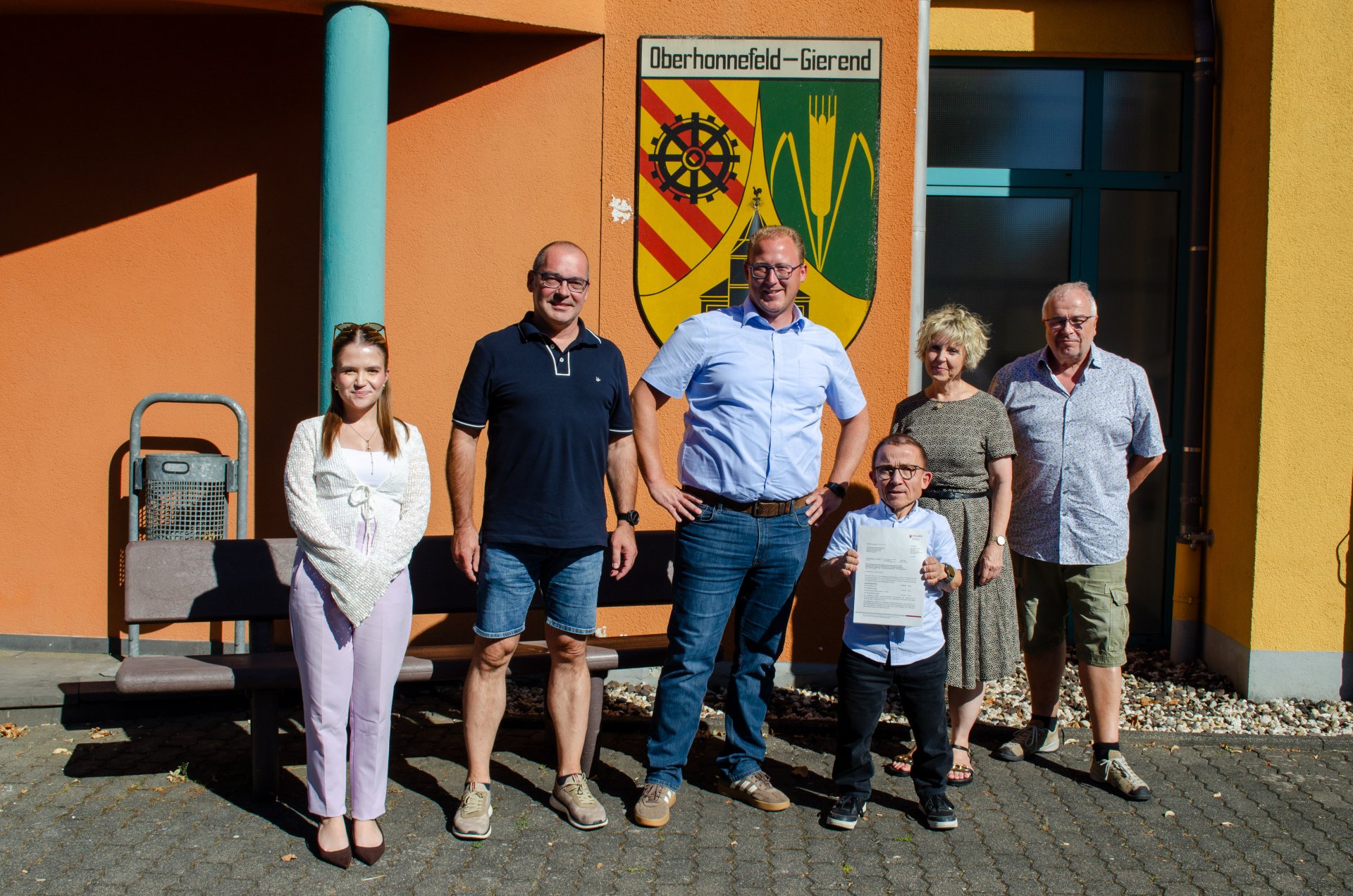 Die Ortsgemeinde Oberhonnefeld-Gierend kann die Weichen für ihre Zukunftsplanungen stellen: Bei der der Übergabe des Förderbescheides vor Ort (v.l.n.r.) Lilian Warnke, Sachbearbeiterin Dorferneuerung Landkreises Neuwied; Karsten Letschert, Gemeinderat Oberhonnefeld-Gierend; Philipp Rasbach, Erster Kreisbeigeordneter, Kreisverwaltung Neuwied; Harald Berndt, Ortsbürgermeister Oberhonnefeld-Gierend; Jeanette McKenna-Schmidt, Sachbearbeiterin Dorferneuerung Landkreises Neuwied; Michael Kocherscheidt, Sachbearbeiter Dorferneuerung VGV Rengsdorf-Waldbreitbach Foto: Marie Braasch / Kreisverwaltung Neuwied Die Ortsgemeinde Oberhonnefeld-Gierend kann die Weichen für ihre Zukunftsplanungen stellen: Bei der der Übergabe des Förderbescheides vor Ort (v.l.n.r.) Lilian Warnke, Sachbearbeiterin Dorferneuerung Landkreises Neuwied; Karsten Letschert, Gemeinderat Oberhonnefeld-Gierend; Philipp Rasbach, Erster Kreisbeigeordneter, Kreisverwaltung Neuwied; Harald Berndt, Ortsbürgermeister Oberhonnefeld-Gierend; Jeanette McKenna-Schmidt, Sachbearbeiterin Dorferneuerung Landkreises Neuwied; Michael Kocherscheidt, Sachbearbeiter Dorferneuerung VGV Rengsdorf-Waldbreitbach Foto: Marie Braasch / Kreisverwaltung Neuwied