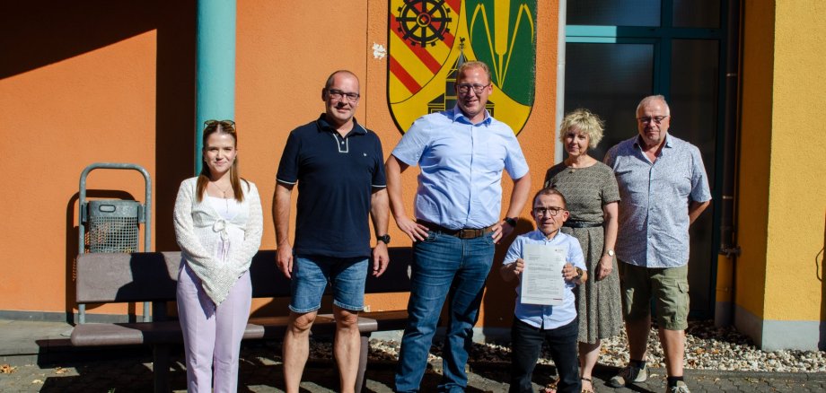 Die Ortsgemeinde Oberhonnefeld-Gierend kann die Weichen für ihre Zukunftsplanungen stellen: Bei der der Übergabe des Förderbescheides vor Ort (v.l.n.r.) Lilian Warnke, Sachbearbeiterin Dorferneuerung Landkreises Neuwied; Karsten Letschert, Gemeinderat Oberhonnefeld-Gierend; Philipp Rasbach, Erster Kreisbeigeordneter, Kreisverwaltung Neuwied; Harald Berndt, Ortsbürgermeister Oberhonnefeld-Gierend; Jeanette McKenna-Schmidt, Sachbearbeiterin Dorferneuerung Landkreises Neuwied; Michael Kocherscheidt, Sachbearbeiter Dorferneuerung VGV Rengsdorf-Waldbreitbach Foto: Marie Braasch / Kreisverwaltung Neuwied Die Ortsgemeinde Oberhonnefeld-Gierend kann die Weichen für ihre Zukunftsplanungen stellen: Bei der der Übergabe des Förderbescheides vor Ort (v.l.n.r.) Lilian Warnke, Sachbearbeiterin Dorferneuerung Landkreises Neuwied; Karsten Letschert, Gemeinderat Oberhonnefeld-Gierend; Philipp Rasbach, Erster Kreisbeigeordneter, Kreisverwaltung Neuwied; Harald Berndt, Ortsbürgermeister Oberhonnefeld-Gierend; Jeanette McKenna-Schmidt, Sachbearbeiterin Dorferneuerung Landkreises Neuwied; Michael Kocherscheidt, Sachbearbeiter Dorferneuerung VGV Rengsdorf-Waldbreitbach Foto: Marie Braasch / Kreisverwaltung Neuwied