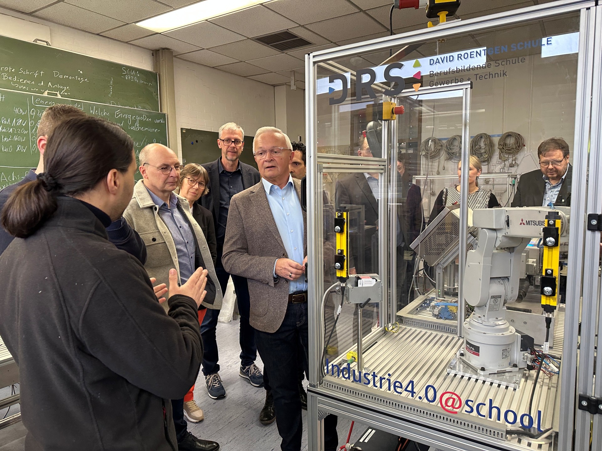 Der Markt der Möglichkeiten war erneut eine Entdeckungsreise in die Vielfalt der Ausbildungs-Chancen im Landkreis Neuwied. Davon überzeugte sich auch Landrat Achim Hallerbach unter anderem im „Labor“ der Industriemechatroniker. Die dort installierten einzelnen Geräte-Komponenten sind von den Nachwuchskräften der David-Roentgen-Schule im Rahmen des Unterrichts jeweils eigenständig programmiert worden. Foto: Thomas Herschbach