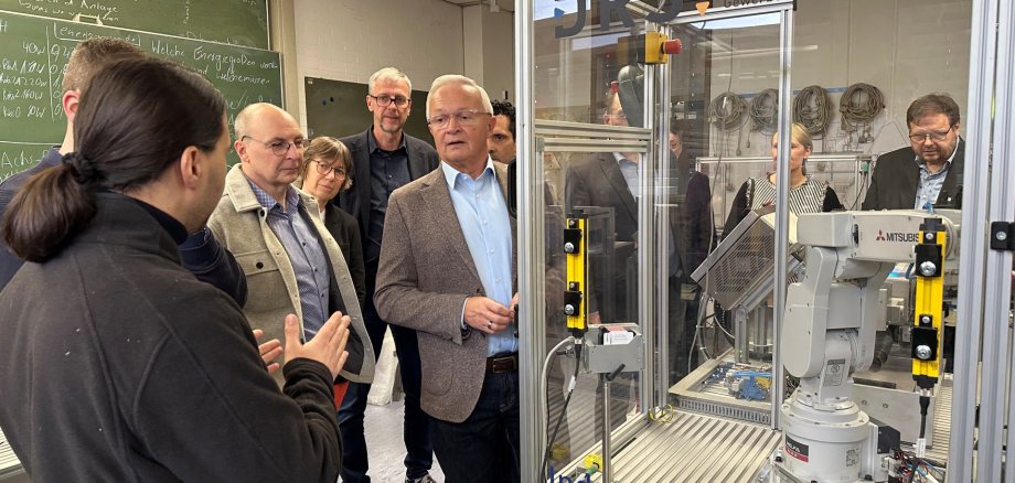 Der Markt der Möglichkeiten war erneut eine Entdeckungsreise in die Vielfalt der Ausbildungs-Chancen im Landkreis Neuwied. Davon überzeugte sich auch Landrat Achim Hallerbach unter anderem im „Labor“ der Industriemechatroniker. Die dort installierten einzelnen Geräte-Komponenten sind von den Nachwuchskräften der David-Roentgen-Schule im Rahmen des Unterrichts jeweils eigenständig programmiert worden. Foto: Thomas Herschbach