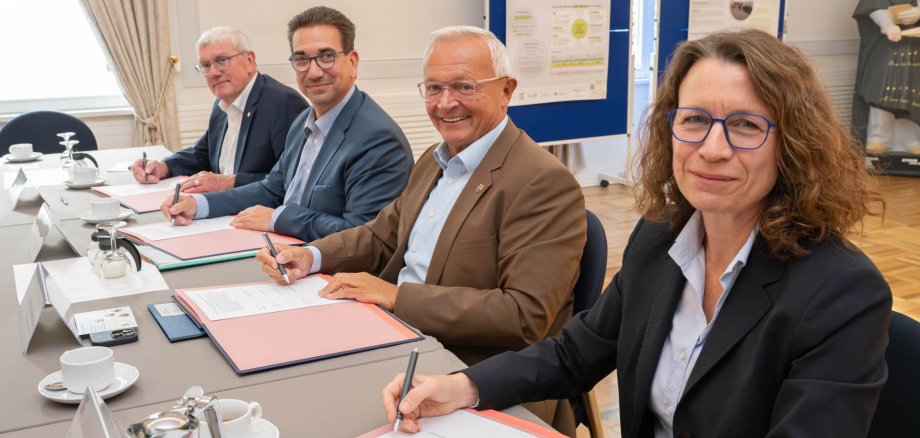Die Bundesstadt Bonn, der Rhein-Sieg-Kreis und der Landkreis Ahrweiler setzen ihre Zusammenarbeit im Regionalen Arbeitskreis fort und nehmen den Landkreis Neuwied als gleichberechtigten Partner auf. Darüber freuen sich mit dem Neuwieder Landrat Achim Hallerbach auch Bonns Oberbürgermeister Guido Déus, die Ahrweiler Landrätin Cornelia Weigand und Sebastian Schuster, Landrat des Rhein-Sieg-Kreises.
Fotos: Sascha Engst /Bundesstadt Bonn
Die Bundesstadt Bonn, der Rhein-Sieg-Kreis und der Landkreis Ahrweiler setzen ihre Zusammenarbeit im Regionalen Arbeitskreis fort und nehmen den Landkreis Neuwied als gleichberechtigten Partner auf. Darüber freuen sich mit dem Neuwieder Landrat Achim Hallerbach auch Bonns Oberbürgermeister Guido Déus, die Ahrweiler Landrätin Cornelia Weigand und Sebastian Schuster, Landrat des Rhein-Sieg-Kreises. Fotos: Sascha Engst /Bundesstadt Bonn