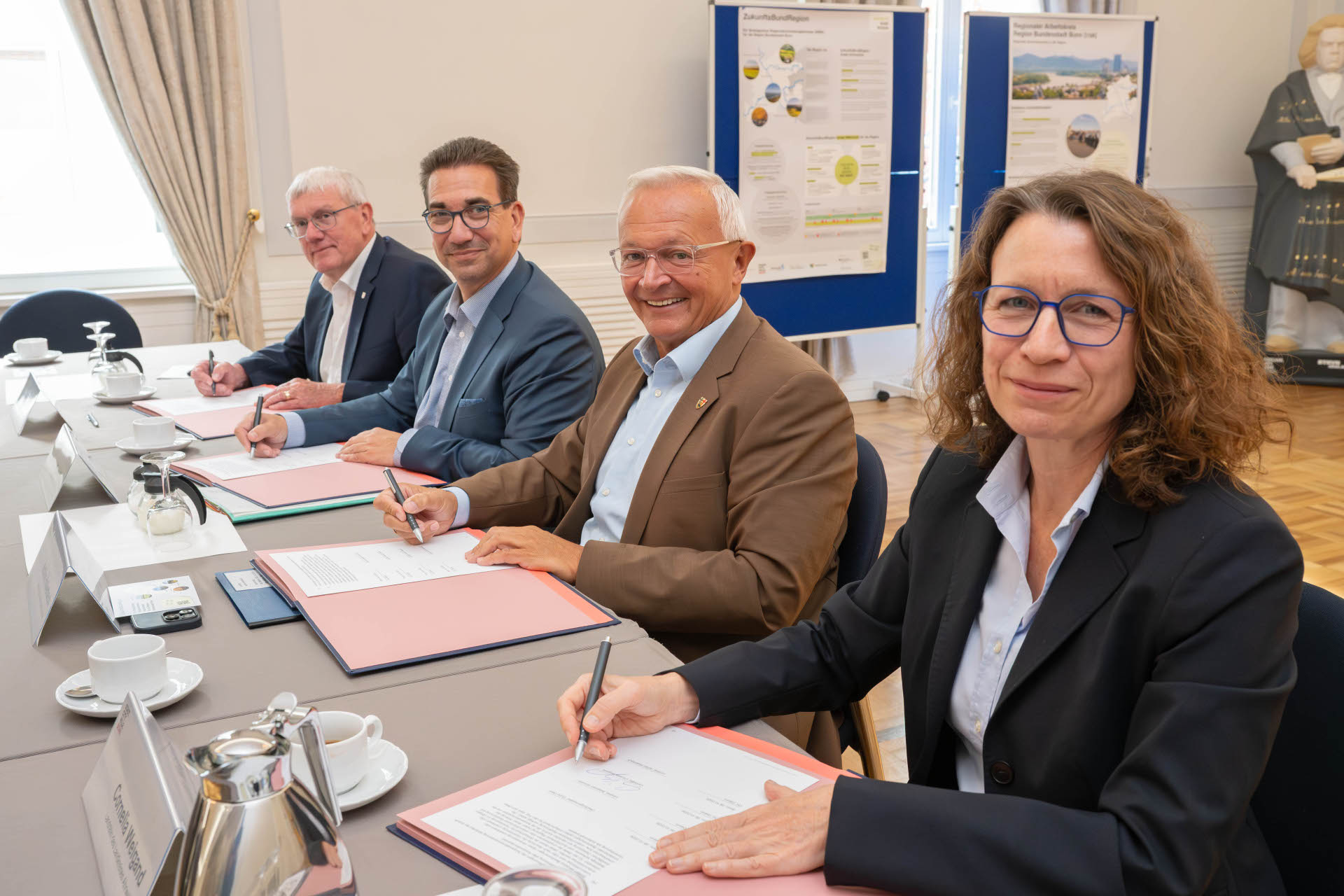 Die Bundesstadt Bonn, der Rhein-Sieg-Kreis und der Landkreis Ahrweiler setzen ihre Zusammenarbeit im Regionalen Arbeitskreis fort und nehmen den Landkreis Neuwied als gleichberechtigten Partner auf. Darüber freuen sich mit dem Neuwieder Landrat Achim Hallerbach auch Bonns Oberbürgermeister Guido Déus, die Ahrweiler Landrätin Cornelia Weigand und Sebastian Schuster, Landrat des Rhein-Sieg-Kreises. Fotos: Sascha Engst /Bundesstadt Bonn 