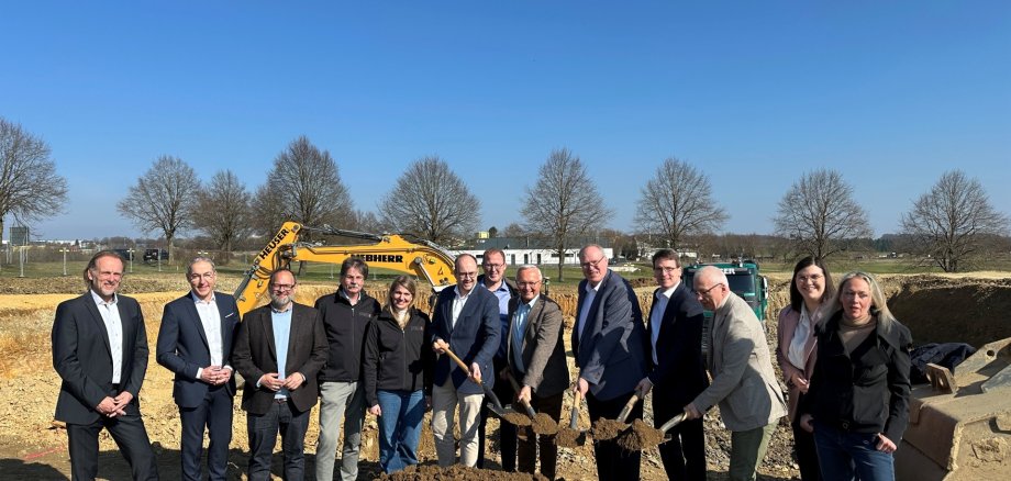 Foto-Unterzeile: Bestes Wetter beim offiziellen Spatenstich. Über beides freuen sich (von links nach rechts): Uwe Schmidt (Geschäftsführer R quadrat und RSC), Willi Krannich, Jan Petry CDU, Ingo Dittrich mit Tochter (Planungsbüro Dittrich), Bürgermeister Pierre Fischer (VG Rengsdorf-Waldbreitbach, 1. Kreisbeigeordneter Philipp Rasbach, Landrat Achim Hallerbach, Uwe Reifenhäuser (Bauherr), Harald Schmillen (Wirtschaftsförderung Landkreis Neuwied), Ortsbürgermeister Holger Drees, Marie-Christin Ockenfels, SPD, und Jessica Reifenhäuser. Foto: Thomas Herschbach Foto-Unterzeile: Bestes Wetter beim offiziellen Spatenstich. Über beides freuen sich (von links nach rechts): Uwe Schmidt (Geschäftsführer R quadrat und RSC), Willi Krannich, Jan Petry CDU, Ingo Dittrich mit Tochter (Planungsbüro Dittrich), Bürgermeister Pierre Fischer (VG Rengsdorf-Waldbreitbach, 1. Kreisbeigeordneter Philipp Rasbach, Landrat Achim Hallerbach, Uwe Reifenhäuser (Bauherr), Harald Schmillen (Wirtschaftsförderung Landkreis Neuwied), Ortsbürgermeister Holger Drees, Marie-Christin Ockenfels, SPD, und Jessica Reifenhäuser. Foto: Thomas Herschbach