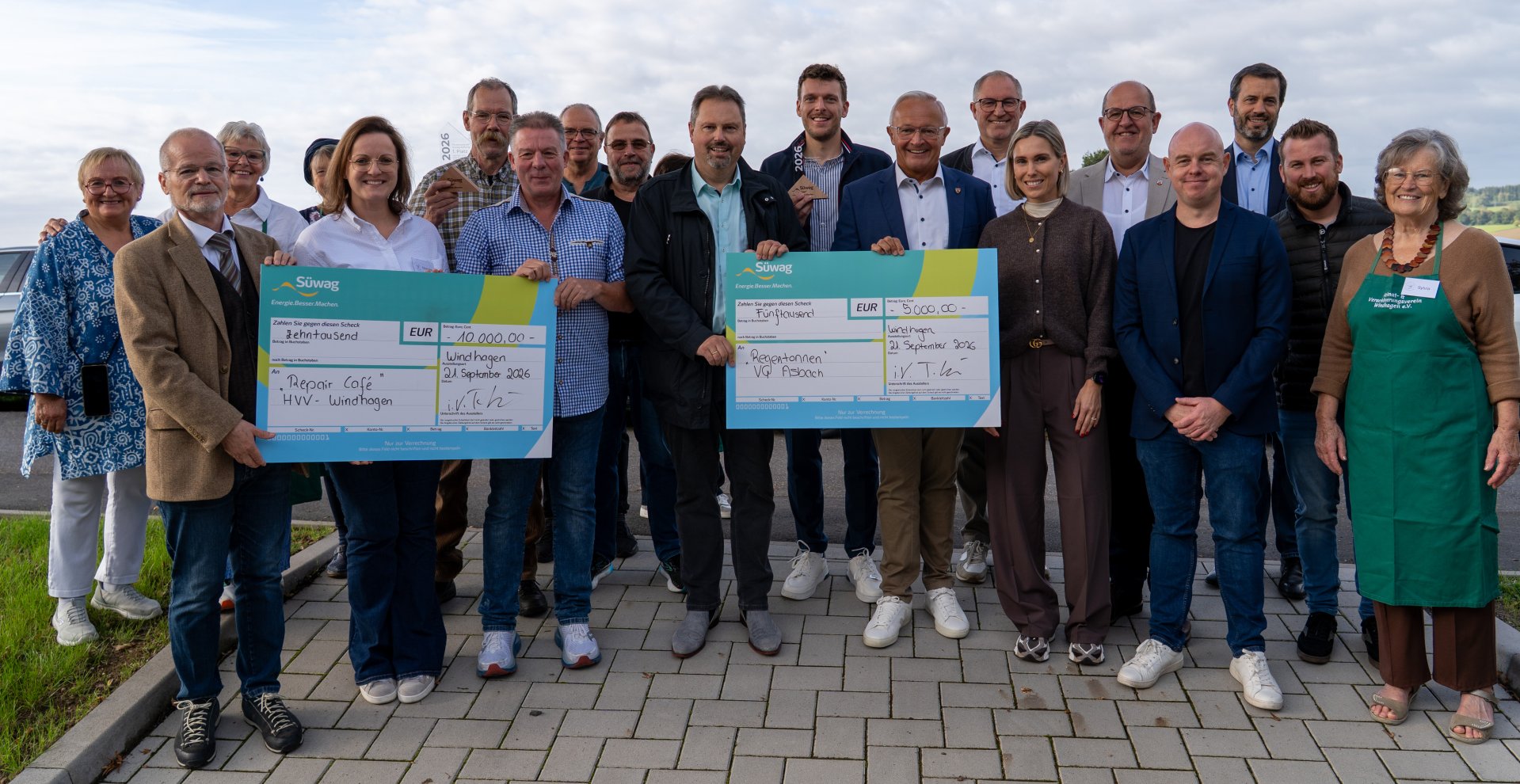 Freuen sich über die Förderpreise der Süwag-Stiftung: Thomas Stumpf und Christin Retschela (vorne von links, Repair Café Windhagen), Michael Christ, Verbandsbürgermeister der Verbandsgemeinde Asbach (4. v. links), und Landrat Achim Hallerbach mit Stephanie Ditscheid und Tobias Leistner (beide Süwag). Freuen sich über die Förderpreise der Süwag-Stiftung: Thomas Stumpf und Christin Retschela (vorne von links, Repair Café Windhagen), Michael Christ, Verbandsbürgermeister der Verbandsgemeinde Asbach (4. v. links), und Landrat Achim Hallerbach mit Stephanie Ditscheid und Tobias Leistner (beide Süwag).