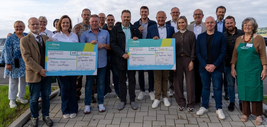 Freuen sich über die Förderpreise der Süwag-Stiftung: Thomas Stumpf und Christin Retschela (vorne von links, Repair Café Windhagen), Michael Christ, Verbandsbürgermeister der Verbandsgemeinde Asbach (4. v. links), und Landrat Achim Hallerbach mit Stephanie Ditscheid und Tobias Leistner (beide Süwag). Freuen sich über die Förderpreise der Süwag-Stiftung: Thomas Stumpf und Christin Retschela (vorne von links, Repair Café Windhagen), Michael Christ, Verbandsbürgermeister der Verbandsgemeinde Asbach (4. v. links), und Landrat Achim Hallerbach mit Stephanie Ditscheid und Tobias Leistner (beide Süwag).