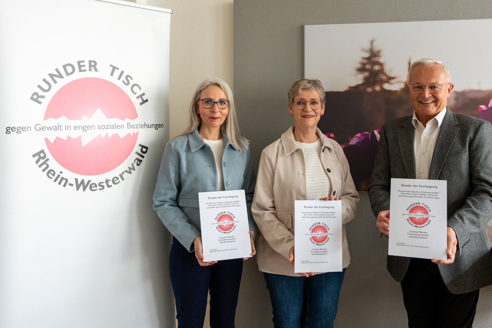 Foto-Unterzeile: Landrat Achim Hallerbach freute sich, zusammen mit Bianca Westphal (links) und Dagmar Leimpeters den Reader der Fachtagung „Psychische Gewalt in Partnerschaften – von einer unterschätzten Dynamik und ihren gravierenden Auswirkungen“ präsentieren zu können. Foto: Julia Hinz/ Kreisverwaltung Neuwied
