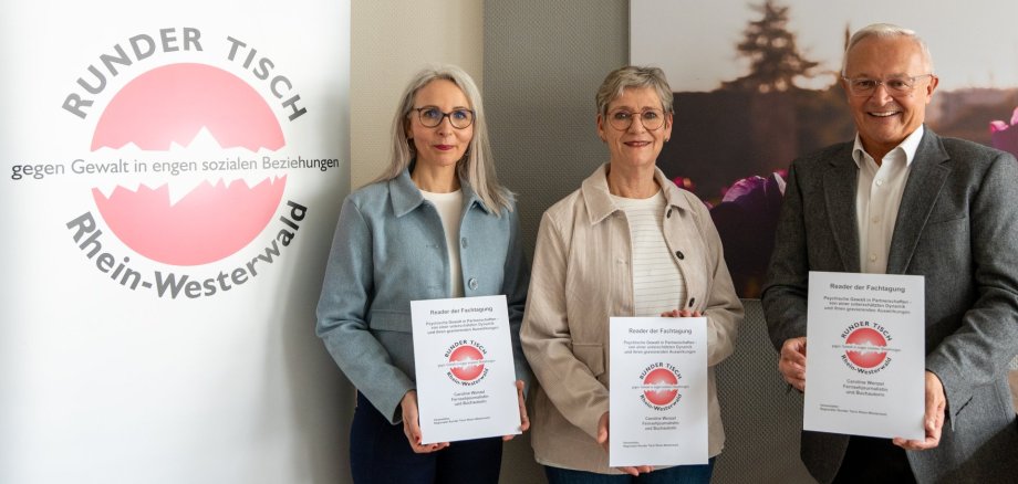 Foto-Unterzeile: Landrat Achim Hallerbach freute sich, zusammen mit Bianca Westphal (links) und Dagmar Leimpeters den Reader der Fachtagung „Psychische Gewalt in Partnerschaften – von einer unterschätzten Dynamik und ihren gravierenden Auswirkungen“ präsentieren zu können. Foto: Julia Hinz/ Kreisverwaltung Neuwied