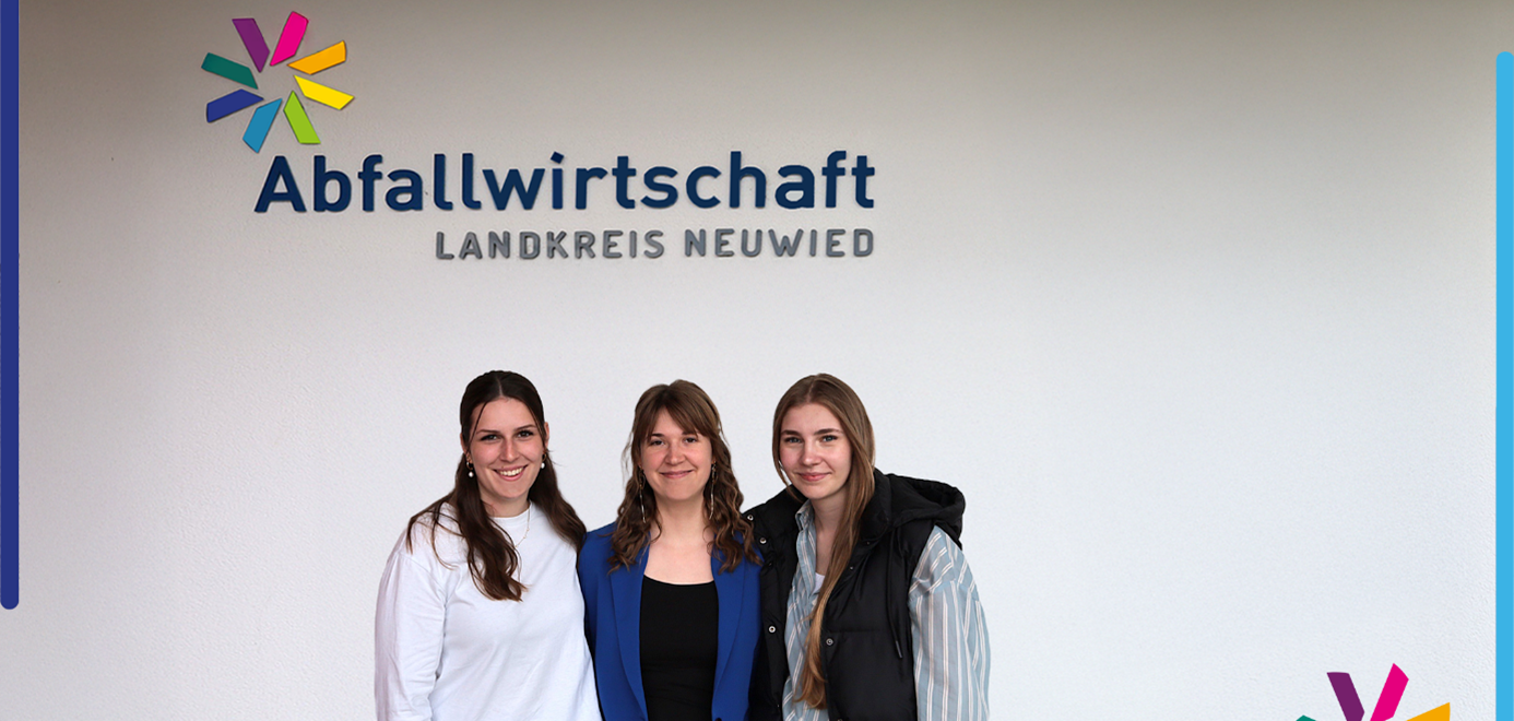 Frau Tries (Abteilung Presse- und Öffentlichkeitsarbeit - Mitte) mit den zukünftigen auszubildenden Kauffrauen für Marketingkommunikation Paula Weidung (links) und Viktoria Naroschni (rechts). Frau Tries (Abteilung Presse- und Öffentlichkeitsarbeit - Mitte) mit den zukünftigen auszubildenden Kauffrauen für Marketingkommunikation Paula Weidung (links) und Viktoria Naroschni (rechts).
