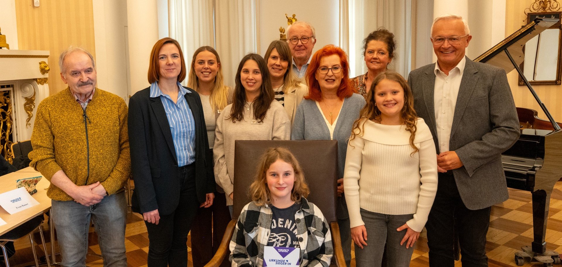 Strahlende Siegerin: Anna Jurke-Weiland setzte sich mit ihrem ausdrucksstarken Vortrag durch und überzeugte die Jury beim Regionalentscheid des Vorlesewettbewerbs im Kreis Neuwied. Foto: Julia Hinz / Kreisverwaltung Neuwied