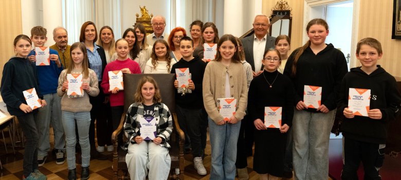 Die 14 jungen Vorlesetalente aus dem Kreis Neuwied überzeugten beim Regionalentscheid mit viel Ausdrucksstärke und Lesebegeisterung. Die Jury, unter anderem mit Landrat Achim Hallerbach, unterstützte den Nachwuchs beim Wettbewerb und gratulierte zu den starken Vorträgen. Foto: Julia Hinz / Kreisverwaltung Neuwied