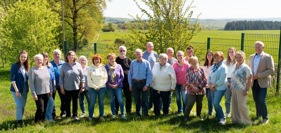 Gemeinsames Engagement für Bildung: Landrat Achim Hallerbach, Referentin Anna Izabella Beck (links), die Kolleginnen des Kreisjugendamts (Antje Escher, Sina Muscheid, Nicole Bauer und Simone Höhner) und die Lernpatinnen und -paten beim Aktionstag im ASL Linkenbach. Foto: Martin Boden / Kreisverwaltung Neuwied Gemeinsames Engagement für Bildung: Landrat Achim Hallerbach, Referentin Anna Izabella Beck (links), die Kolleginnen des Kreisjugendamts (Antje Escher, Sina Muscheid, Nicole Bauer und Simone Höhner) und die Lernpatinnen und -paten beim Aktionstag im ASL Linkenbach. Foto: Martin Boden / Kreisverwaltung Neuwied