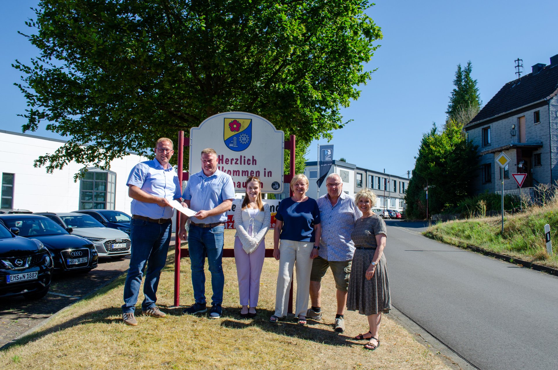 Freuen sich über den Start für einen umfassenden Entwicklungsprozess in Thalhausen v.l.n.r.: Philipp Rasbach, Erster Kreisbeigeordneter, Kreisverwaltung Neuwied, Florian Schäfer, Ortsbürgermeister Thalhausen; Lilian Warnke, Sachbearbeiterin Dorferneuerung Landkreises Neuwied, Gabriele Kurz, Gemeinderat Thalhausen, Michael Kocherscheidt, Sachbearbeiter Dorferneuerung VGV Rengsdorf-Waldbreitbach, Jeanette McKenna-Schmidt, Sachbearbeiterin Dorferneuerung Landkreises Neuwied. Foto: Foto: Marie Braasch / Kreisverwaltung Neuwied Freuen sich über den Start für einen umfassenden Entwicklungsprozess in Thalhausen v.l.n.r.: Philipp Rasbach, Erster Kreisbeigeordneter, Kreisverwaltung Neuwied, Florian Schäfer, Ortsbürgermeister Thalhausen; Lilian Warnke, Sachbearbeiterin Dorferneuerung Landkreises Neuwied, Gabriele Kurz, Gemeinderat Thalhausen, Michael Kocherscheidt, Sachbearbeiter Dorferneuerung VGV Rengsdorf-Waldbreitbach, Jeanette McKenna-Schmidt, Sachbearbeiterin Dorferneuerung Landkreises Neuwied. Foto: Foto: Marie Braasch / Kreisverwaltung Neuwied