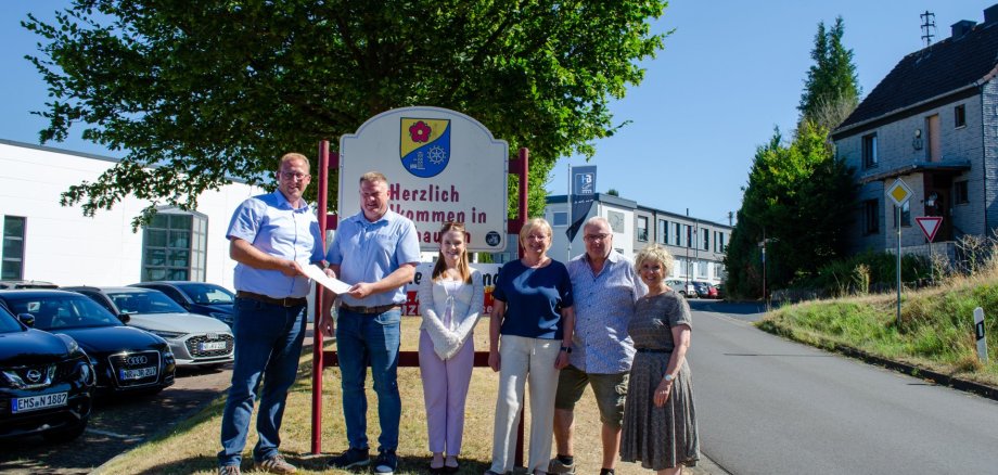 Freuen sich über den Start für einen umfassenden Entwicklungsprozess in Thalhausen v.l.n.r.: Philipp Rasbach, Erster Kreisbeigeordneter, Kreisverwaltung Neuwied, Florian Schäfer, Ortsbürgermeister Thalhausen; Lilian Warnke, Sachbearbeiterin Dorferneuerung Landkreises Neuwied, Gabriele Kurz, Gemeinderat Thalhausen, Michael Kocherscheidt, Sachbearbeiter Dorferneuerung VGV Rengsdorf-Waldbreitbach, Jeanette McKenna-Schmidt, Sachbearbeiterin Dorferneuerung Landkreises Neuwied. Foto: Foto: Marie Braasch / Kreisverwaltung Neuwied Freuen sich über den Start für einen umfassenden Entwicklungsprozess in Thalhausen v.l.n.r.: Philipp Rasbach, Erster Kreisbeigeordneter, Kreisverwaltung Neuwied, Florian Schäfer, Ortsbürgermeister Thalhausen; Lilian Warnke, Sachbearbeiterin Dorferneuerung Landkreises Neuwied, Gabriele Kurz, Gemeinderat Thalhausen, Michael Kocherscheidt, Sachbearbeiter Dorferneuerung VGV Rengsdorf-Waldbreitbach, Jeanette McKenna-Schmidt, Sachbearbeiterin Dorferneuerung Landkreises Neuwied. Foto: Foto: Marie Braasch / Kreisverwaltung Neuwied