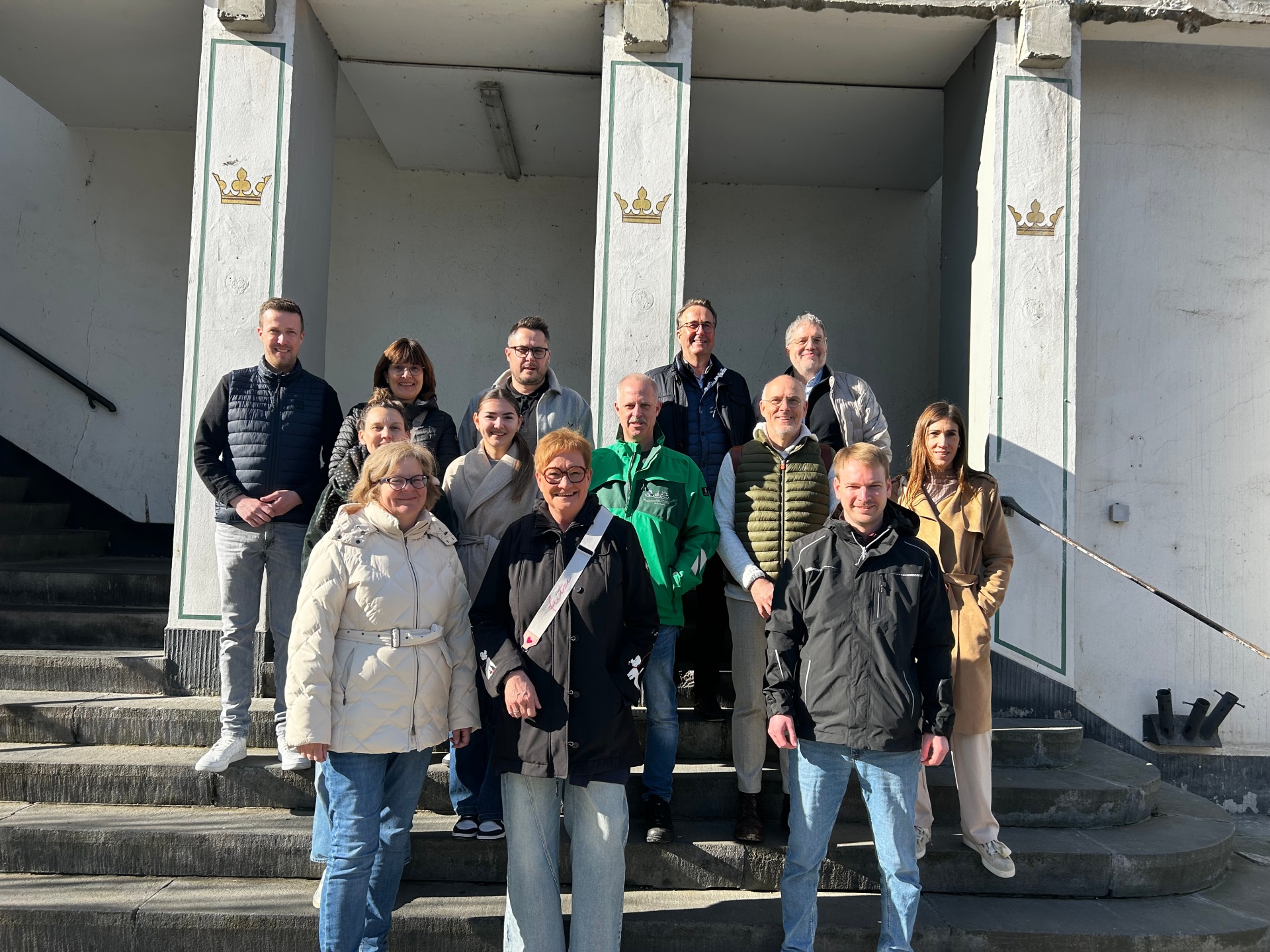 Beim jüngsten Touristiker-Treffen vereint vor Ort (von links): Florian Fark, Irmgard Schröer, Thomas Fischer, Jörg Germandi, Jörg Hohenadl, Katrin Hoffmann, Nadja Siemens, Michael Führer, Oliver Bremm, Vanessa Selent, Simone Schwamborn, Simone Osteroth und Fabian Kochmann. Foto: Anja Aarenz / WFG Neuwied