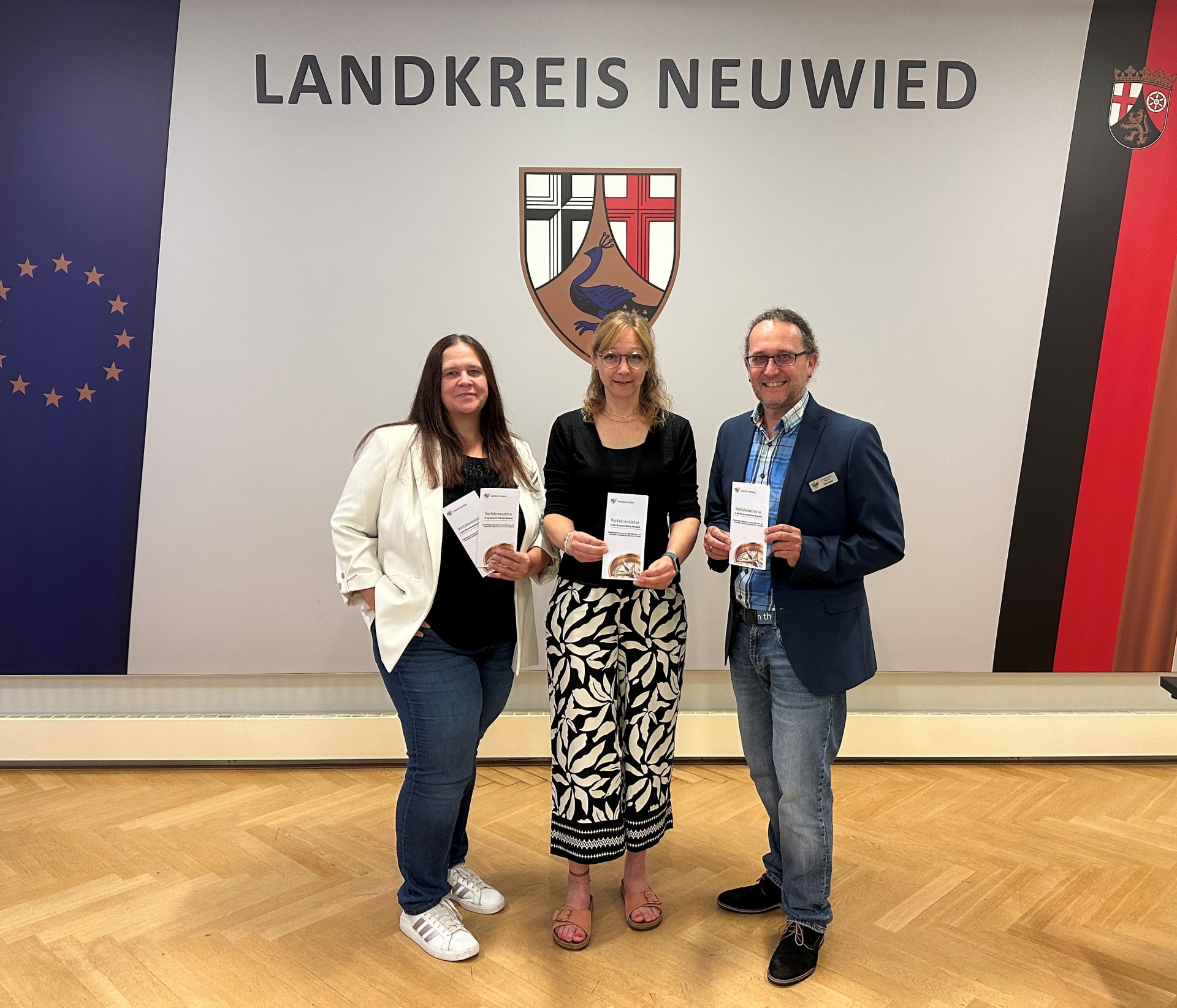 Auch Kreisjugendsamtleiter Uwe Kukla kann auf das Engagement der beiden Verfahrenslotsinnen des Landkreises Neuwied, Esther Eiden und Jennifer Huiskes-Funk, bauen. Foto: Thomas Herschbach Auch Kreisjugendsamtleiter Uwe Kukla kann auf das Engagement der beiden Verfahrenslotsinnen des Landkreises Neuwied, Esther Eiden und Jennifer Huiskes-Funk, bauen. Foto: Thomas Herschbach