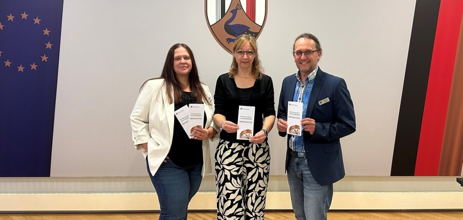 Auch Kreisjugendsamtleiter Uwe Kukla kann auf das Engagement der beiden Verfahrenslotsinnen des Landkreises Neuwied, Esther Eiden und Jennifer Huiskes-Funk, bauen. Foto: Thomas Herschbach Auch Kreisjugendsamtleiter Uwe Kukla kann auf das Engagement der beiden Verfahrenslotsinnen des Landkreises Neuwied, Esther Eiden und Jennifer Huiskes-Funk, bauen. Foto: Thomas Herschbach