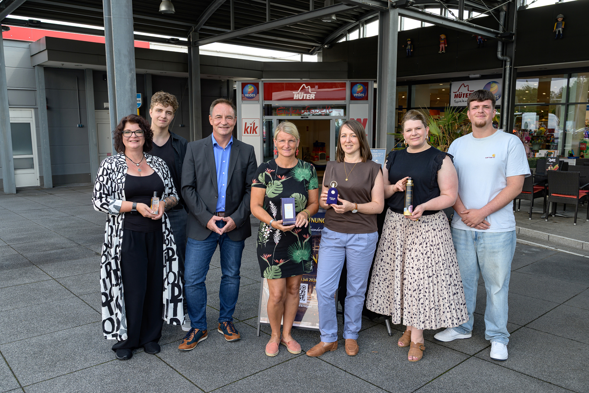 Bürgermeisterin Alexandra Marzi, Vorständin der Wir Westerwälder gAöR Sandra Köster und Wirtschaftsförderin Jennifer Kothe gratulierten gemeinsam mit Frank Sauter, Geschäftsführer der Hüter Einkaufspassage Frau Doreen Taghizadeh und ihren Söhnen zur Neueröffnung. 