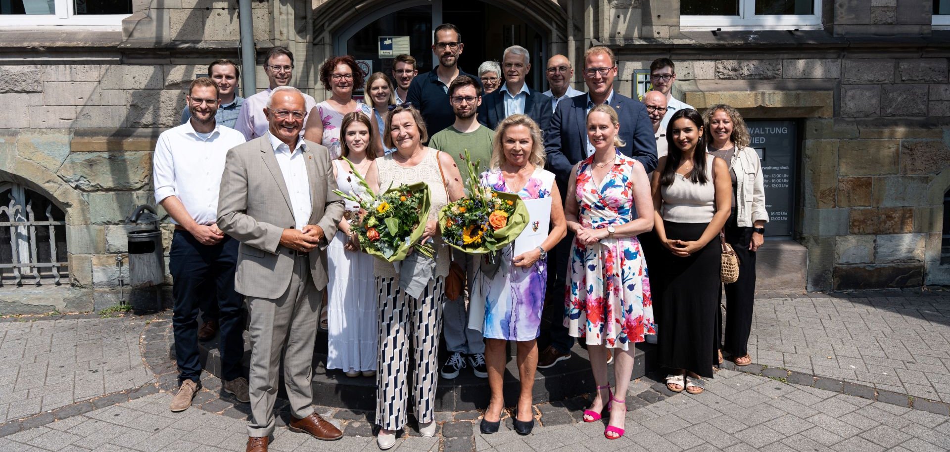 Das „Doppel Z“ verabschiedet sich: Landrat Achim Hallerbach dankte Ursula Zimmermann und Helga Zoltowski für 46 Jahre Engagement und Treue zur Kreisverwaltung Neuwied. Foto: Julia Hinz / Kreisverwaltung Neuwied