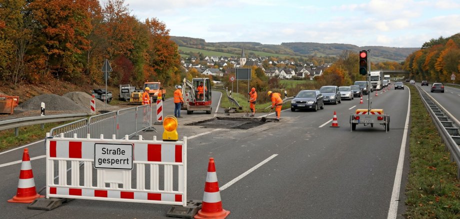 Wegen der Beseitigung eines Brandschadens im Streckenverlauf der B 42 durch den Landesbetrieb Mobilität (LBM) kann der Neuwieder Ortsteil Irlich vom 7. bis 8. Oktober 2026 zwei Tage lang nicht von Fahrzeugen des Öffentlichen Personennahverkehrs (ÖPNV) angefahren werden. Nach Angaben des LBM ist für die Dauer der Arbeiten eine Vollsperrung der Abfahrt Kreisstraße 16 (NR) Irlich erforderlich, um eine ordnungsgemäße und sichere Ausführung zu gewährleisten und gleichzeitig die Verkehrseinschränkungen auf der B42 so gering wie möglich zu halten. 