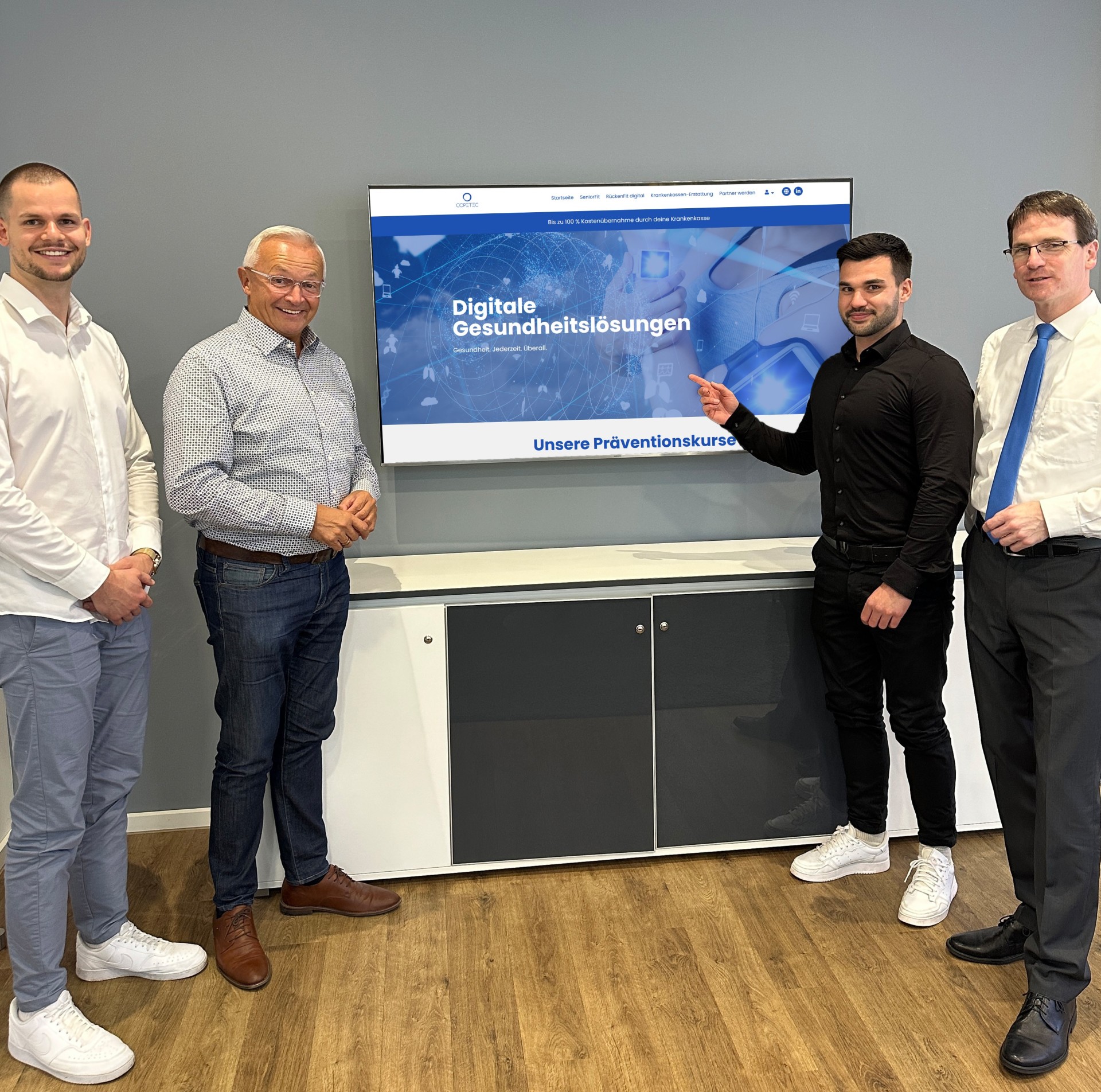 Landrat Achim Hallerbach und Kreis-Wirtschaftsförderer Harald Schmillen konnten die beiden Jung-Unternehmer Jan Anhäuser und Manuel Minnich aus Neustadt/Wied vom Start-up-Unternehmen COPETEC UG mit der digitalen Gesundheitsplattform „COPETEC HealthHub“ zum informativen Austausch im Kreishaus begrüßen. Foto: Thomas Herschbach 