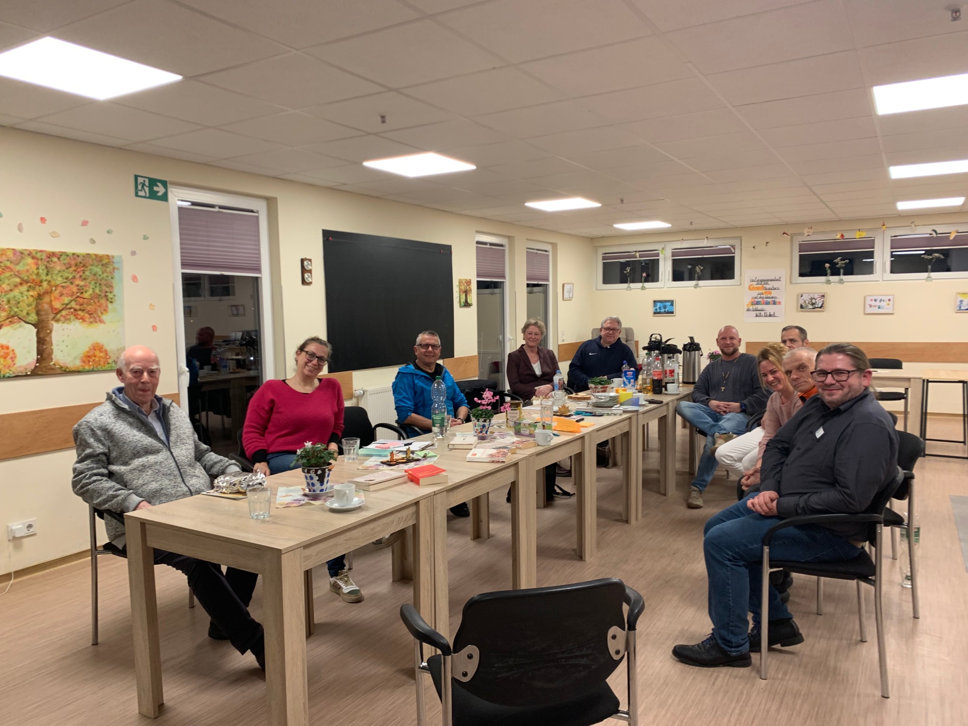 Die Veranstaltung wurde im Rahmen der Arbeit der Psychosozialen Arbeitsgemeinschaft (PSAG) durchgeführt und erhielt finanzielle sowie organisatorische Unterstützung der Kreisverwaltung Neuwied. Durch den Abend führten Sarah Berens und Julia Bröhling-Kusterer, unterstützt von Ralf Piesack. Die ASD-Tagespflege „Im Rosengarten“ in Linz bot dazu einen freundlichen und einladenden Rahmen. Foto: Verena Bruchof / Kreisverwaltung Neuwied