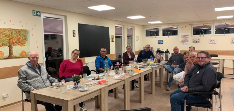 Die Veranstaltung wurde im Rahmen der Arbeit der Psychosozialen Arbeitsgemeinschaft (PSAG) durchgeführt und erhielt finanzielle sowie organisatorische Unterstützung der Kreisverwaltung Neuwied. Durch den Abend führten Sarah Berens und Julia Bröhling-Kusterer, unterstützt von Ralf Piesack. Die ASD-Tagespflege „Im Rosengarten“ in Linz bot dazu einen freundlichen und einladenden Rahmen. Foto: Verena Bruchof / Kreisverwaltung Neuwied