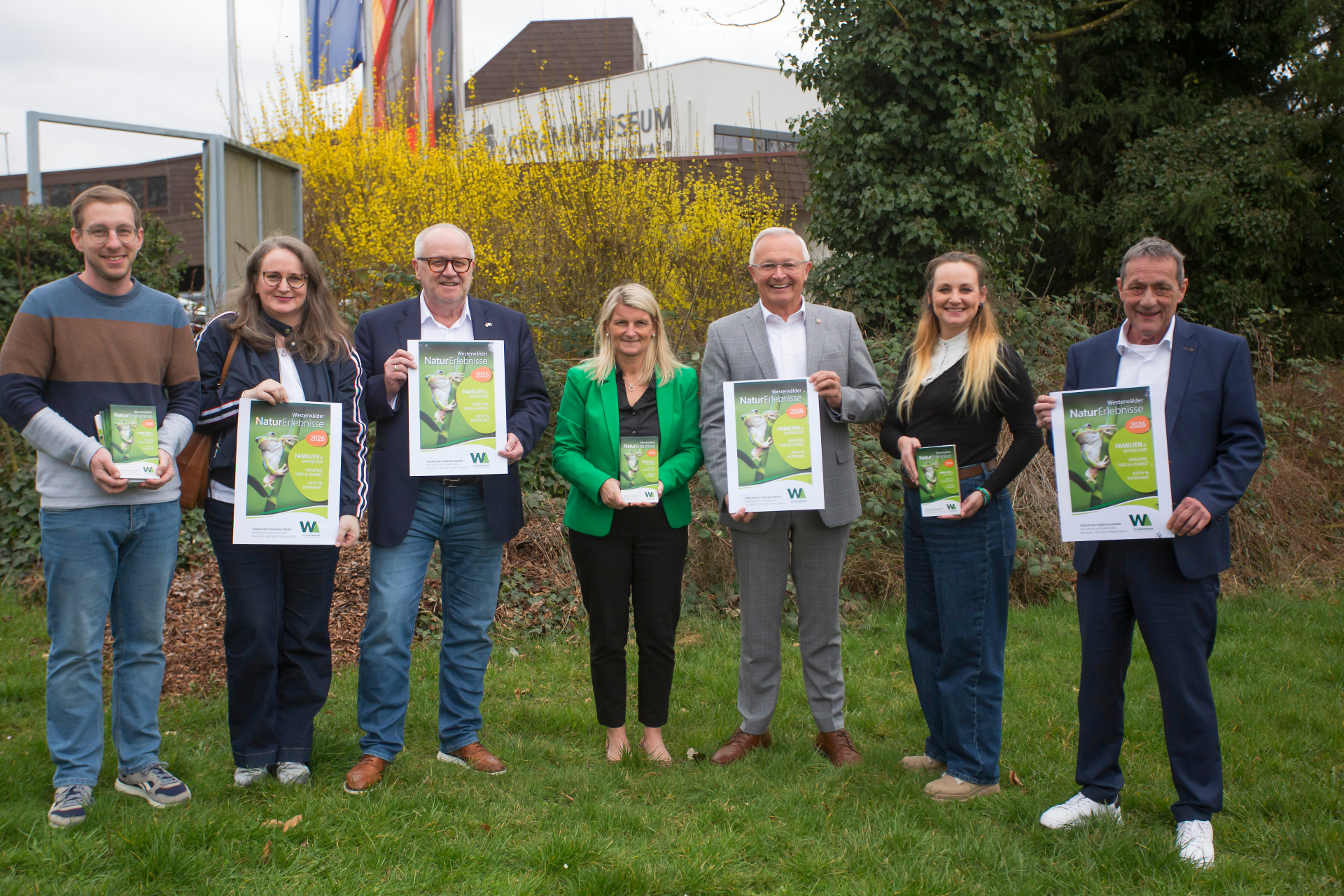 Präsentieren zusammen die Naturerlebnisse 2026 :   Daniel Paulus (Kreisverwaltung Westerwaldkreis), Barbara Hombach (Agentur 3!, Hachenburg), Dr. Peter Enders (Landrat Kreis Altenkirchen), Sandra Köster (Wir Westerwälder), Achim Hallerbach (Landrat Kreis Neuwied), Janine Sieben (Kreisverwaltung Neuwied), Achim Schwickert (Landrat Westerwaldkreis) Auf dem Bild fehlt Christian Heidtmann ( Kreisverwaltung Altenkirchen)  Foto: Helmi Tischler 