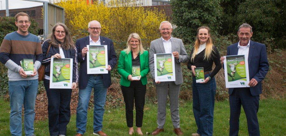 Präsentieren zusammen die Naturerlebnisse 2026 :   Daniel Paulus (Kreisverwaltung Westerwaldkreis), Barbara Hombach (Agentur 3!, Hachenburg), Dr. Peter Enders (Landrat Kreis Altenkirchen), Sandra Köster (Wir Westerwälder), Achim Hallerbach (Landrat Kreis Neuwied), Janine Sieben (Kreisverwaltung Neuwied), Achim Schwickert (Landrat Westerwaldkreis) Auf dem Bild fehlt Christian Heidtmann ( Kreisverwaltung Altenkirchen)  Foto: Helmi Tischler 
