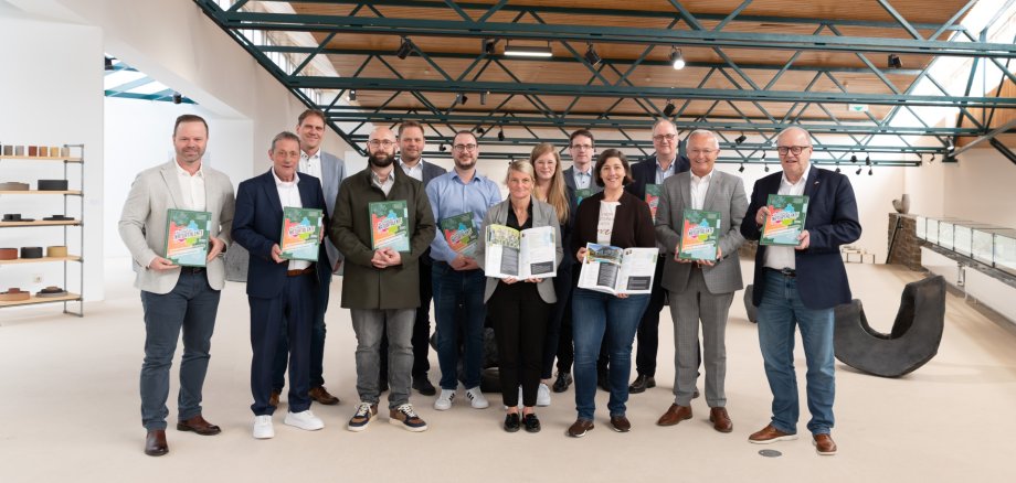 Bild (von links nach rechts): Vorstellung der Westerwälder Naturtalente Patrick Schumacher (ATTENTIO) , Achim Schwickert (Landrat Westerwaldkreis), Lars Kober( Wirtschaftsförderung Kreis Altenkirchen) , Marcel Philipps (Westerwälder Blumentopf-Fabrik SPANG GmbH & Co.KG), Sven Becker (Schütz GmbH& Co. KGaA), Jan Philipp Spang (Westerwälder Blumentopf-Fabrik Spang GmbH & Co. KG), Sandra Köster (Wir Westerwälder), Saskia Schumacher (ATTENTIO), Harald Schmillen ( WFG Kreis Neuwied) , Katharina Schlag (Wirtschaftsförderungsgesellschaft Westerwaldkreis ), Jürgen Marx ( Schütz GmbH & Co. KGaA),Achim Hallerbach ( Landrat Kreis Neuwied), Dr. Peter Enders (Landrat Kreis Altenkirchen) Foto: Andreas Linder  
