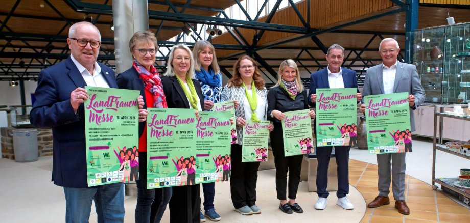 von links nach rechts: Stellen gemeinsam das Programm der Landfrauen Messe vor: Dr. Peter Enders (Landrat Kreis Altenkirchen), Walburga Heidemann (Landfrauen Kreis Altenkirchen), Katja Milad (Landfrauen Kreis Neuwied), Tanja Tönges (Landfrauen Westerwaldkreis), Isabelle Imig (Landfrauen Kreis Neuwied), Sandra Köster (Wir Westerwälder), Achim Schwickert (Landrat Westerwaldkreis), Achim Hallerbach (Landrat Kreis Neuwied) Foto: Helmi Tischler