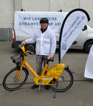 Auch Landrat Achim Hallerbach beteiligte sich an der gemeinsamen Fahrradaktion durch die Landeshauptstadt Mainz. Mit der Aktion wollten am Freitag alle 24 Landrätinnen und Landräte in Rheinland-Pfalz auf die angespannte Lage der Landkreise aufmerksam machen. Fotos: Susanne Jakobs / Landkreistag Rheinland-Pfalz
