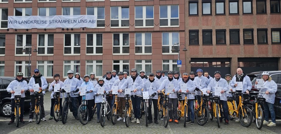 Auch Landrat Achim Hallerbach beteiligte sich an der gemeinsamen Fahrradaktion durch die Landeshauptstadt Mainz. Mit der Aktion wollten am Freitag alle 24 Landrätinnen und Landräte in Rheinland-Pfalz auf die angespannte Lage der Landkreise aufmerksam machen. Fotos: Susanne Jakobs / Landkreistag Rheinland-Pfalz