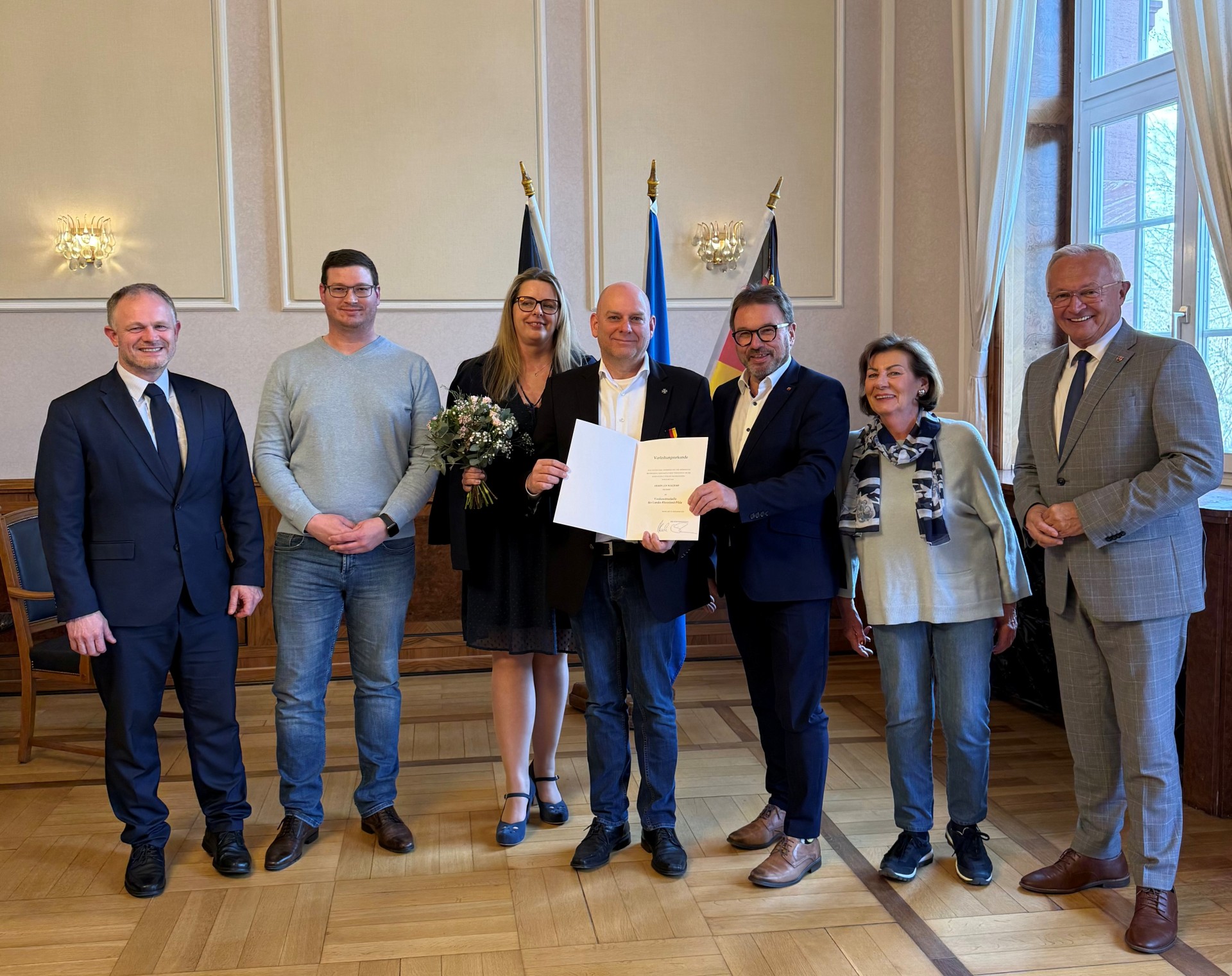 Im Dienstgebäude der Struktur- und Genehmigungsdirektion (SGD) Nord überreichte SGD-Nord-Präsident Wolfgang Treis die Verdienstmedaille an Jan Waldorf. Foto: Christiane Gandner