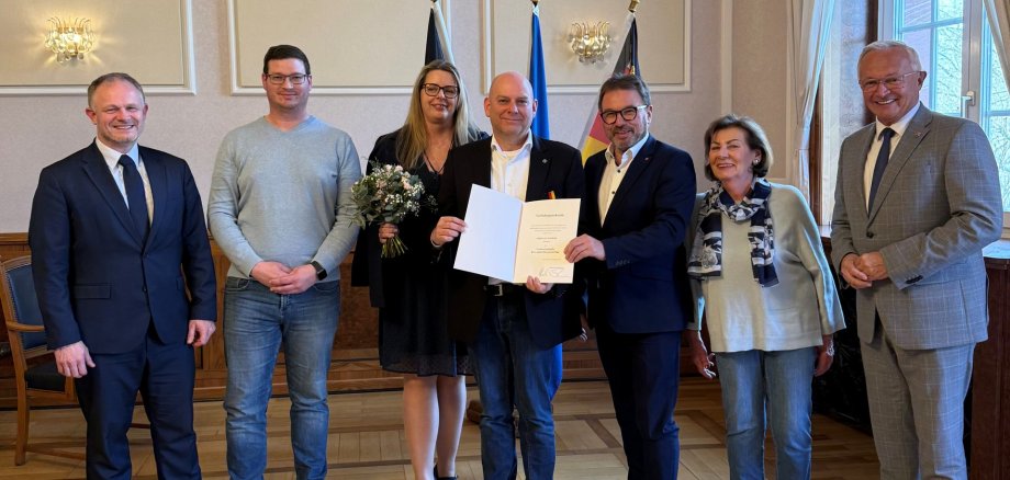 Im Dienstgebäude der Struktur- und Genehmigungsdirektion (SGD) Nord überreichte SGD-Nord-Präsident Wolfgang Treis die Verdienstmedaille an Jan Waldorf. Foto: Christiane Gandner