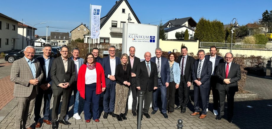 BUZ v. l. Achim Hallerbach (Landrat Kreis Neuwied), Jörg Geenen (Geschäftsführer), Oliver Götsch (Bürgermeister der VG Selters), Achim Schwickert (Landrat Westerwaldkreis), Corinna Kronsteiner-Buschmann (Leitung Bildungszentrum), Tim Michels (Pflegedirektor), Hendrik Hering (Landtagspräsident RLP), Lana Horstmann (MdL), Clemens Hoch (Gesundheitsminister RLP), Rolf-Peter Leonhardt (Verwaltungsratsvorsitzender), Gabriele Greis (Bürgermeisterin VG Hachenburg), Jannik Pape (MdL), Jürgen Ecker (kfm. Direktor Standort Hachenburg), Manuel Seiler (Bürgermeister VG Dierdorf) und Dr. Hazem Zakri (Ärztlicher Direktor Standort Hachenburg)