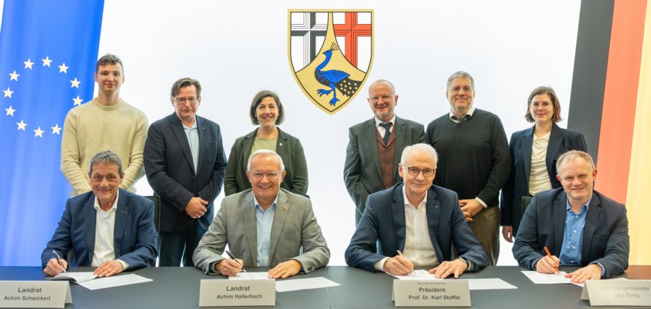 Unterzeichnung des Kooperationsvertrages im Max zur Wied Saal (v.l.n.r.) Landrat Achim Schwickert, Luca Veronese, Prof. Sergej Sizov, Landrat Achim Hallerbach, Katharina Schlag, Prof. Karl Stoffel, Prof. Thomas Schnick, Jörg Hohenadl, Oberbürgermeister Jan Einig, Alexandra Rünz. Foto: Martin Boden / Kreisverwaltung Neuwied